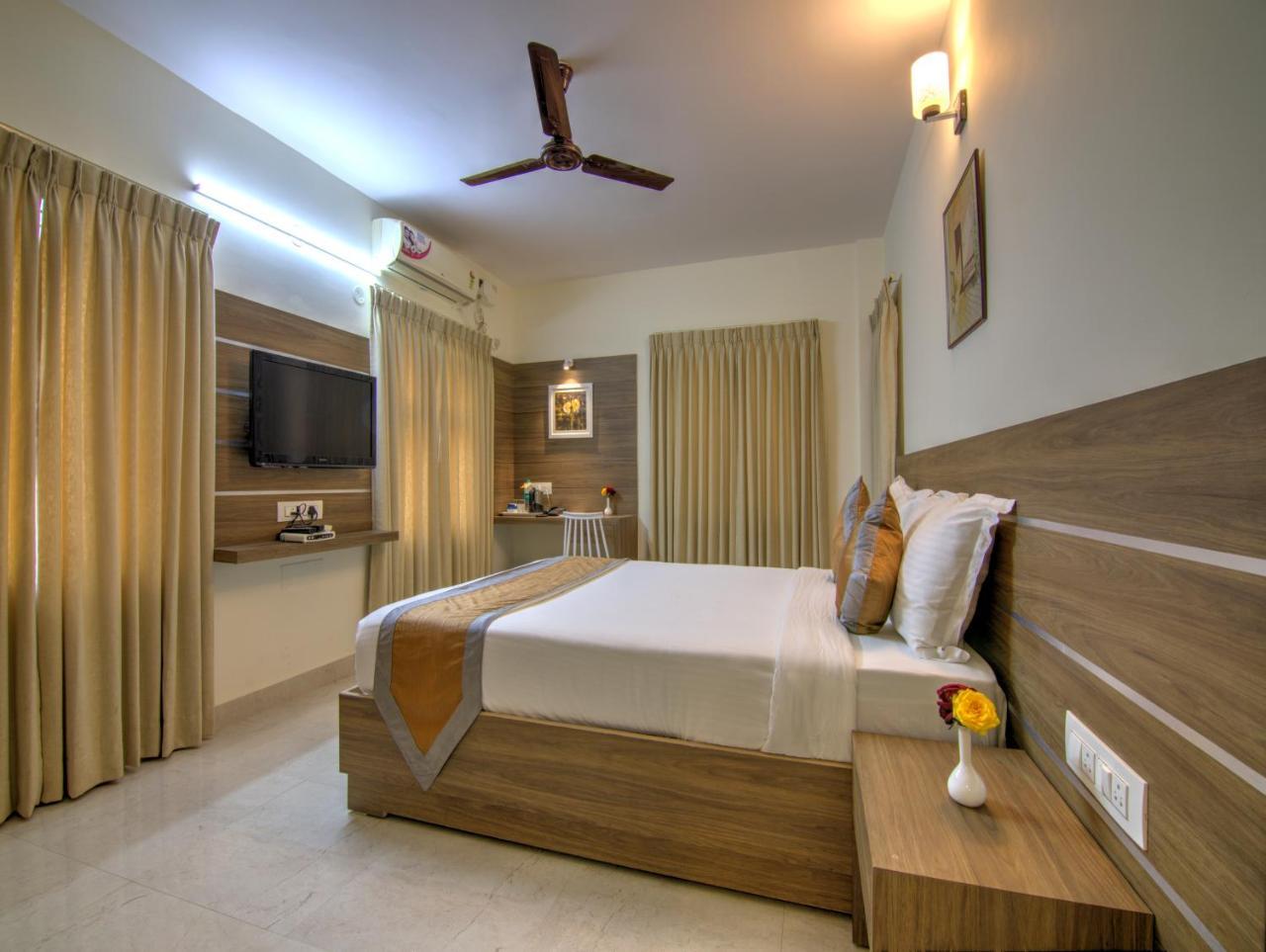 Sunshine Suites Grand Deluxe Bangalore Buitenkant foto